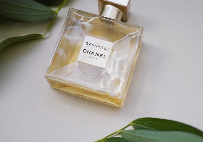 A floral, solar and voluptuous interpretation composed by Olivier Polge, Perfumer-Creator for the House of
        CHANEL.